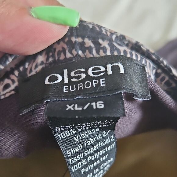 Elegant Black and Cream Blouse - Picture 2 of 16